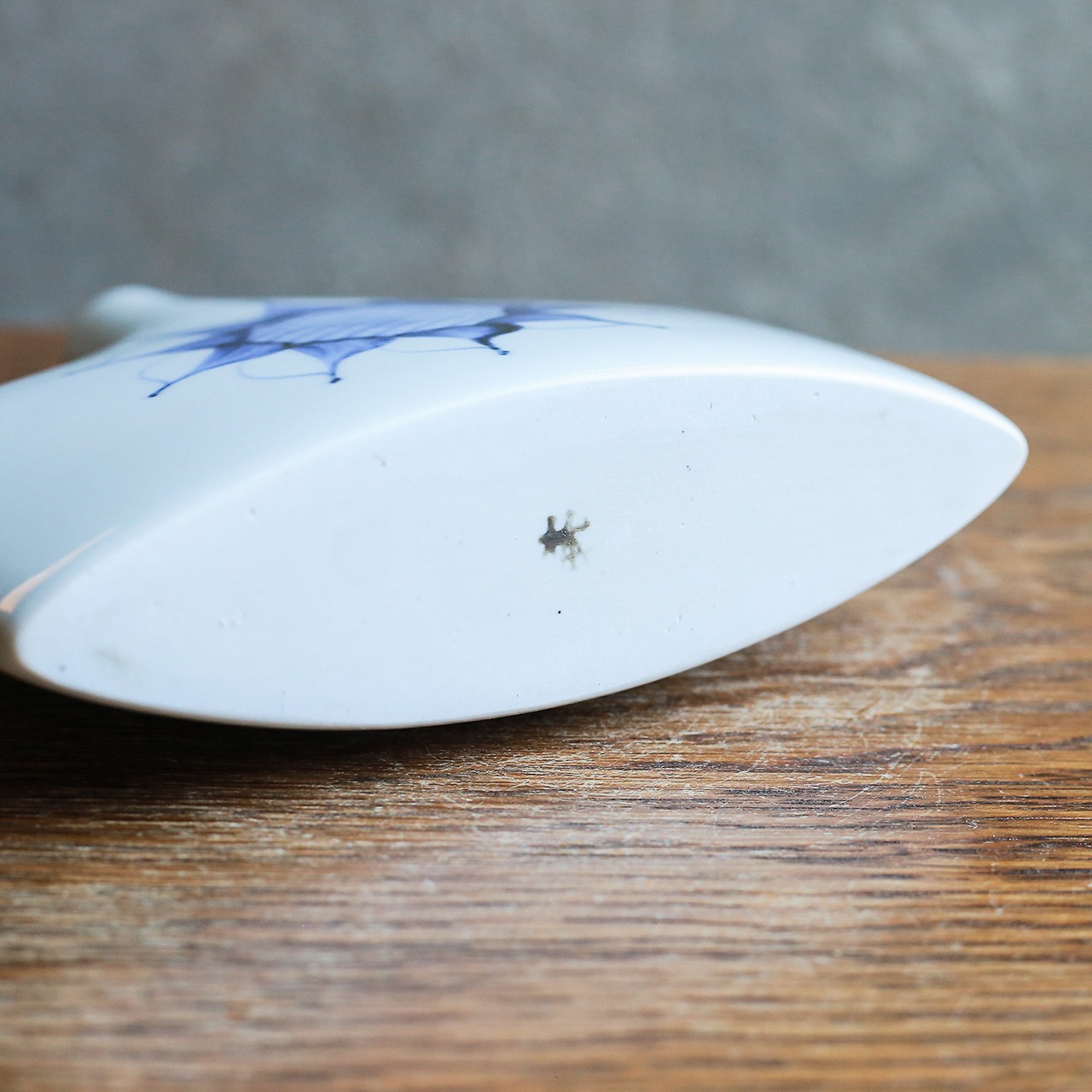 手描きの模様が美しい、陶器のボトル 4