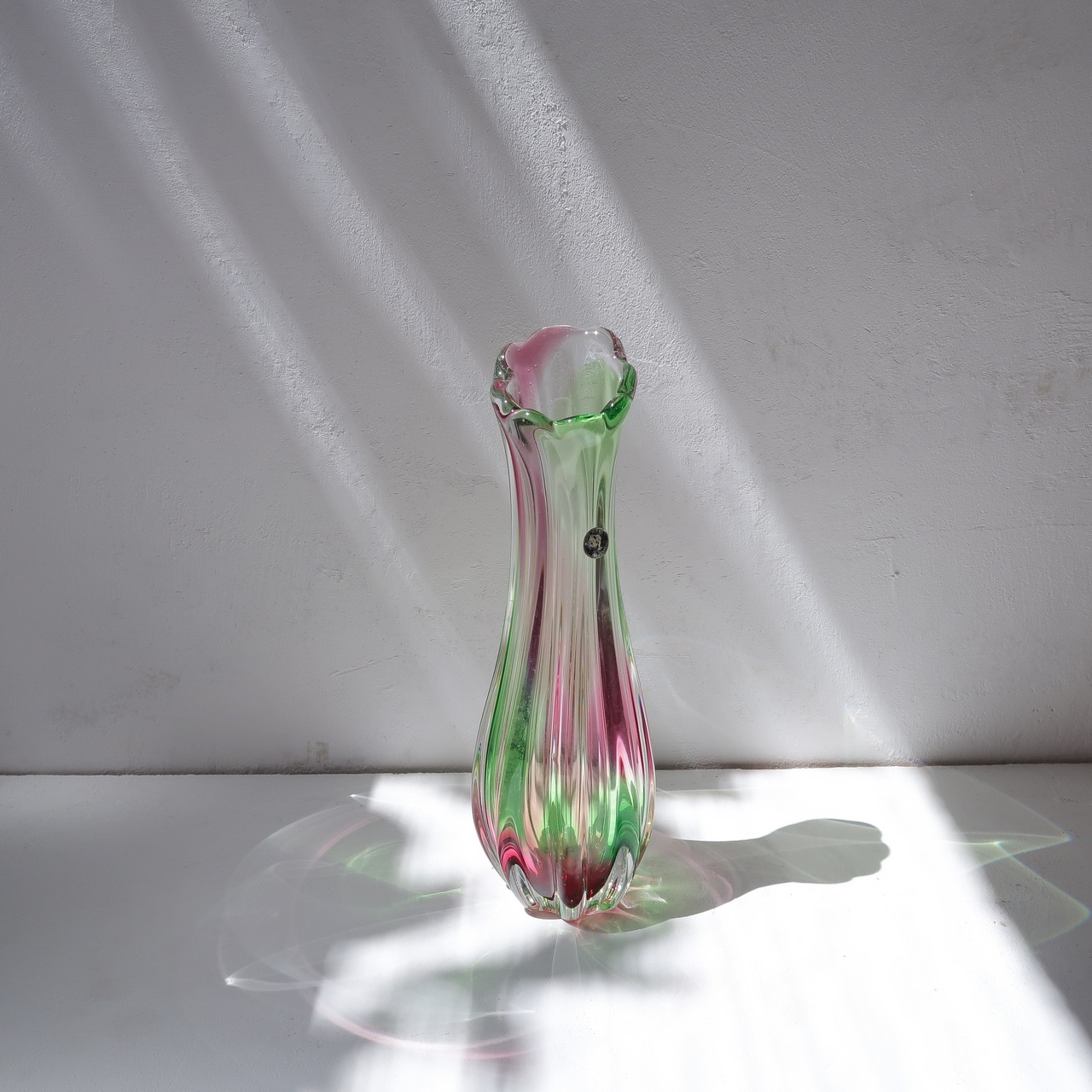 ピンクとグリーンの花瓶