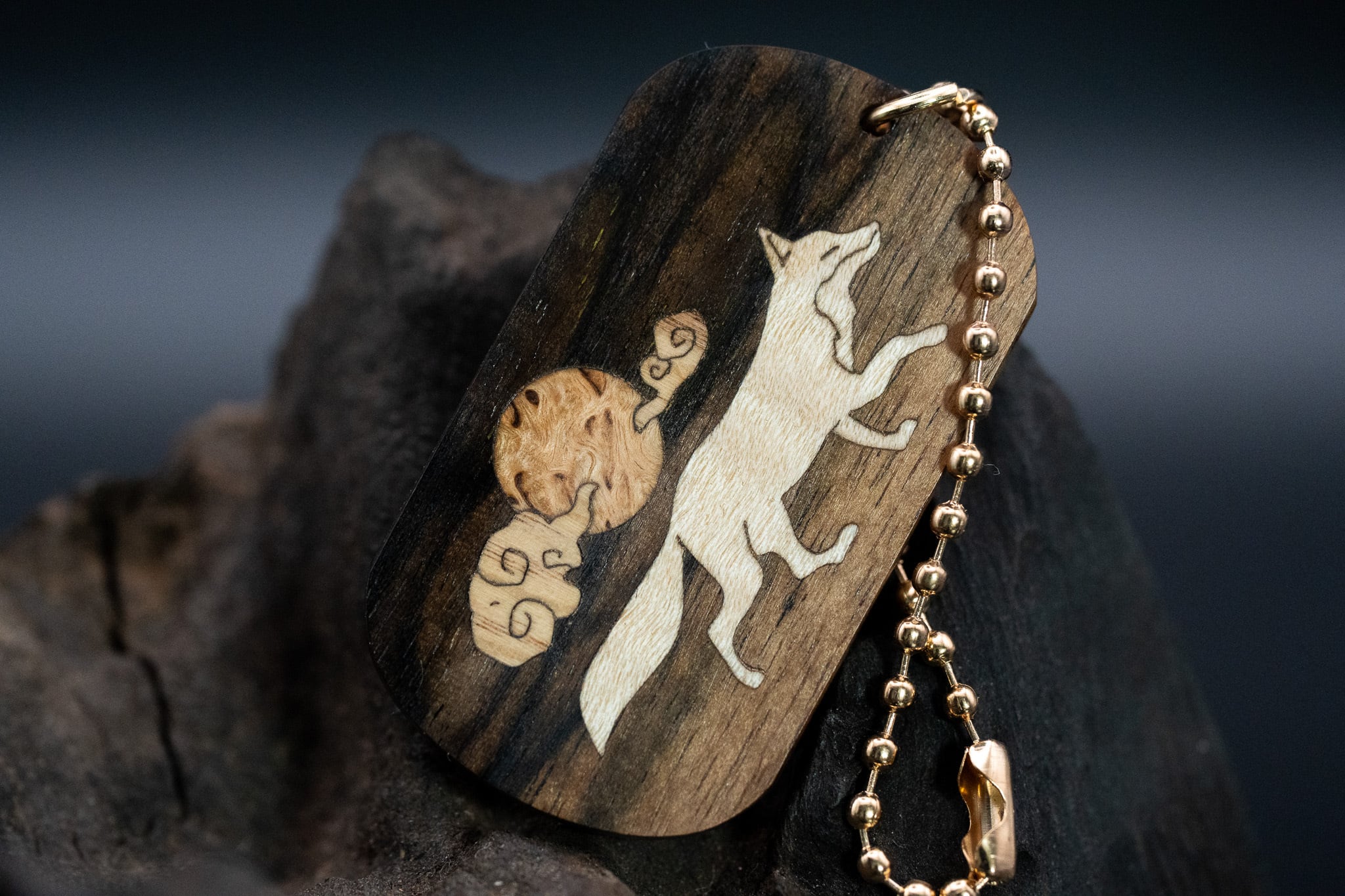 【魅惑の黒い紋様】黒柿 孔雀杢 ドッグタグ 象嵌 十五夜きつね