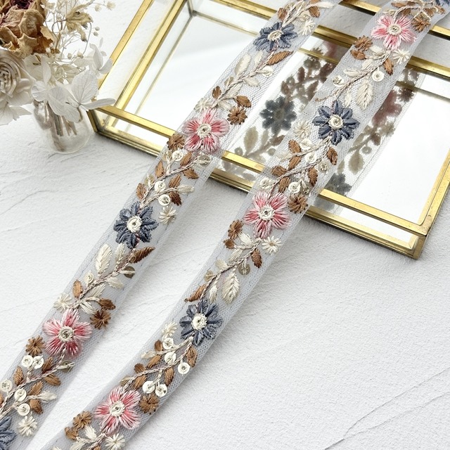 1ロール　フラワーピュア　[サックス］インド刺繍リボン　1803-1R