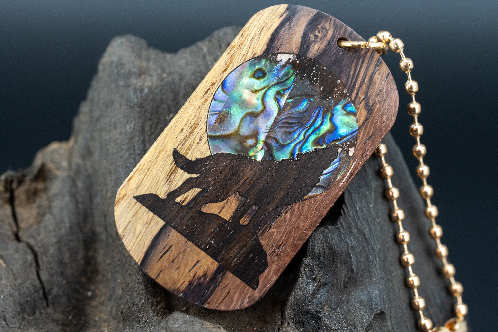 ※【 熱帯の黒き宝 】 ラオスブラック ドッグタグ 象嵌 月と狼