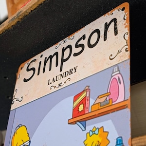 ♡HAPPYなワンシーン♡送料無料!ちょうどいいブリキ看板【 The Simpsons ( シンプソンズ )】『 LAUNDRY ランドリー 』 METAL SIGN / メタルサイン / ブリキ看板 / サインボード / ビンテージ加工 〚アメリカン雑貨 アメトイ〛