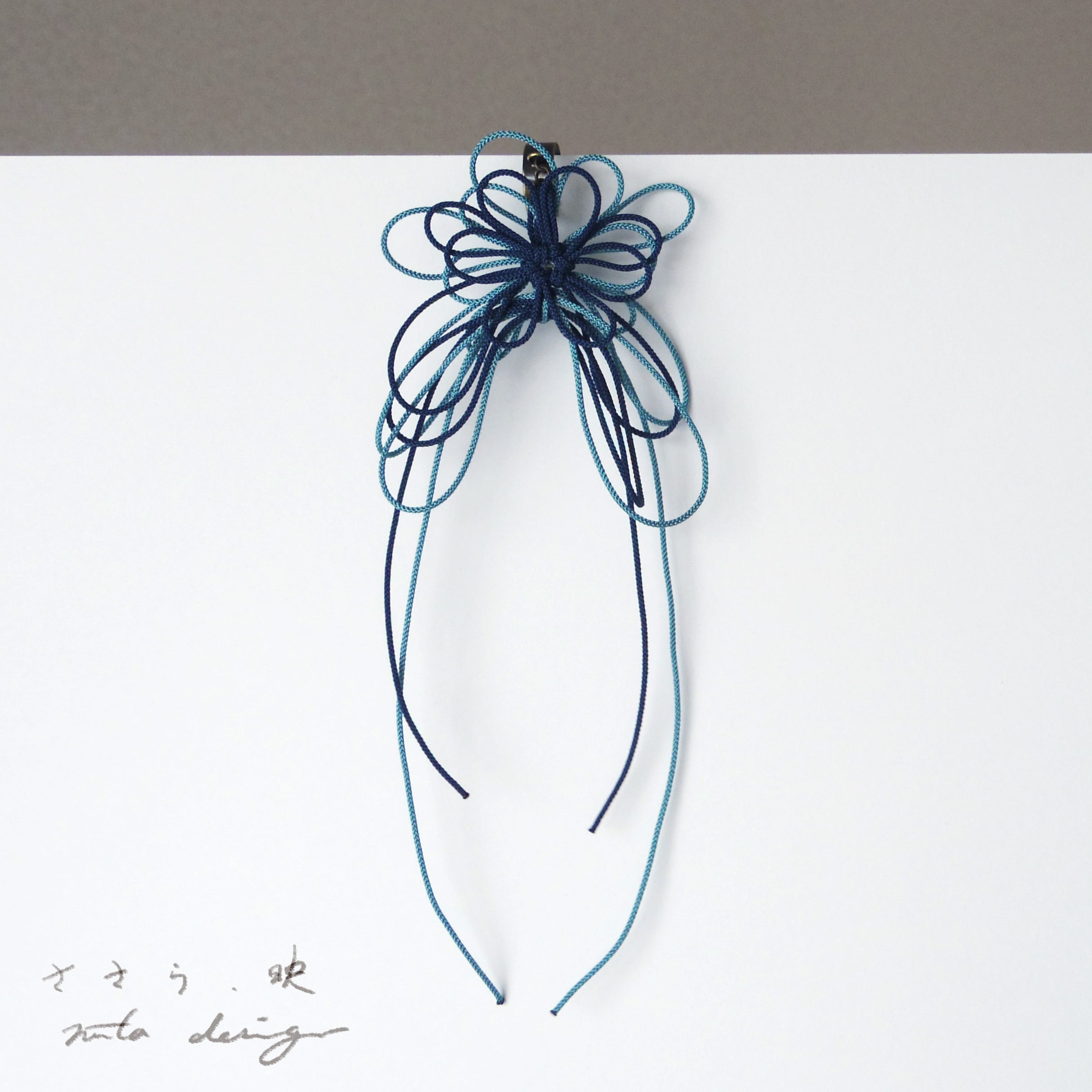 かたっぽイヤーカフ「ささら、映」(濃青×縹)