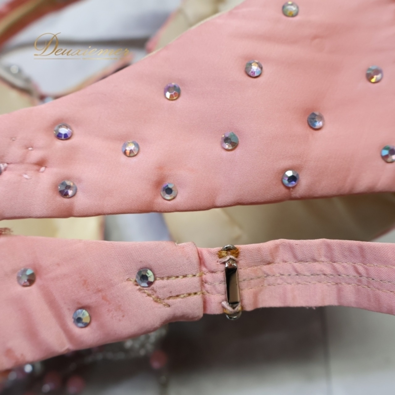 ベリーダンス オリエンタル 衣装 上下セット ピンク系 トップス スカート ラインストーン ビーズ 淡い かわいい スリット 豪華 装飾 ダンス衣装 ステージ イベント キラキラ 華やか 目立つ シルバー系