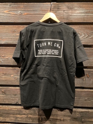 Turn Me On  S/S TEE『刺繍風ロゴプリント』 (BLACK) 121-431 Mサイズ