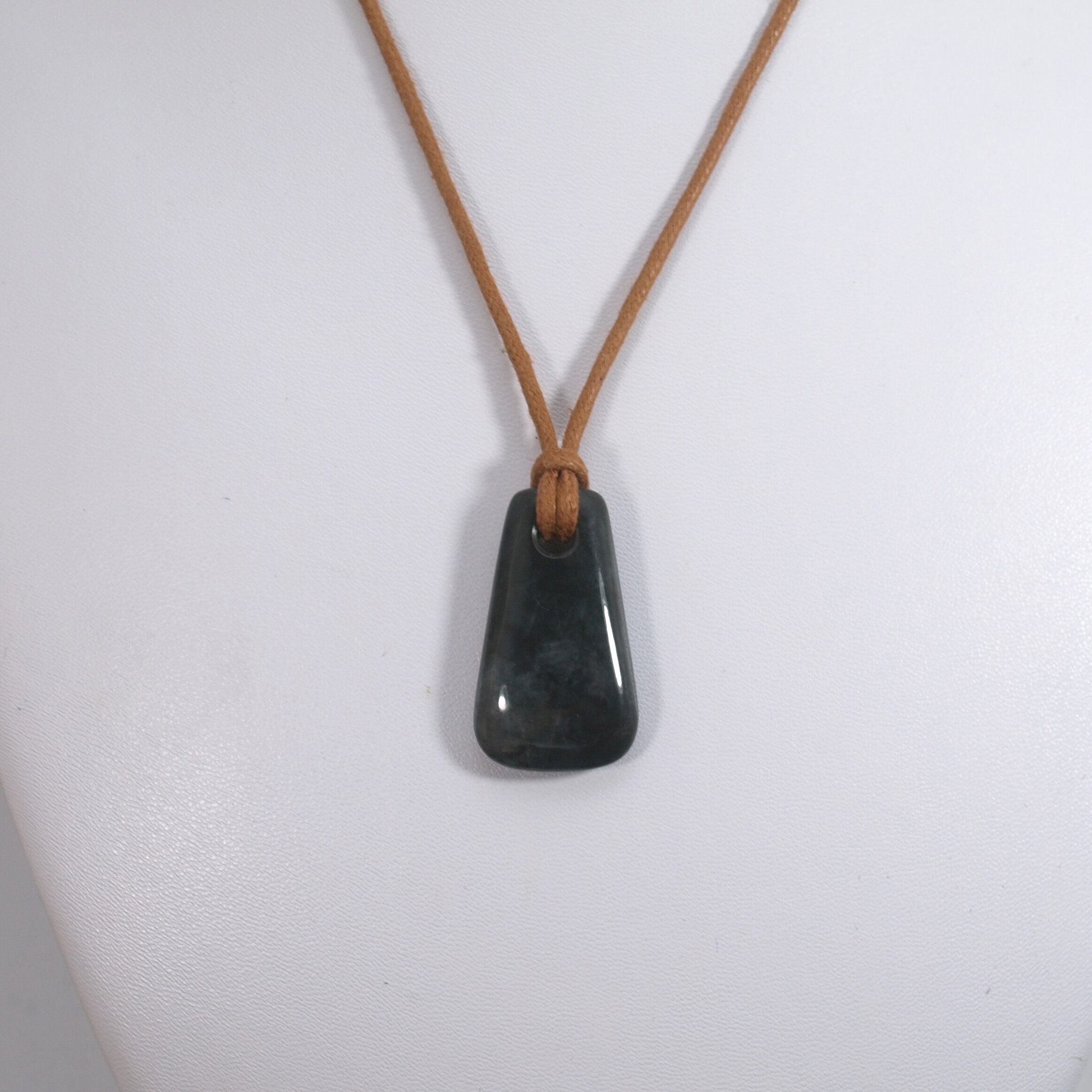 糸魚川翡翠 斧型ペンダント 30x19mm 糸魚川翡翠 30x19mm 斧型