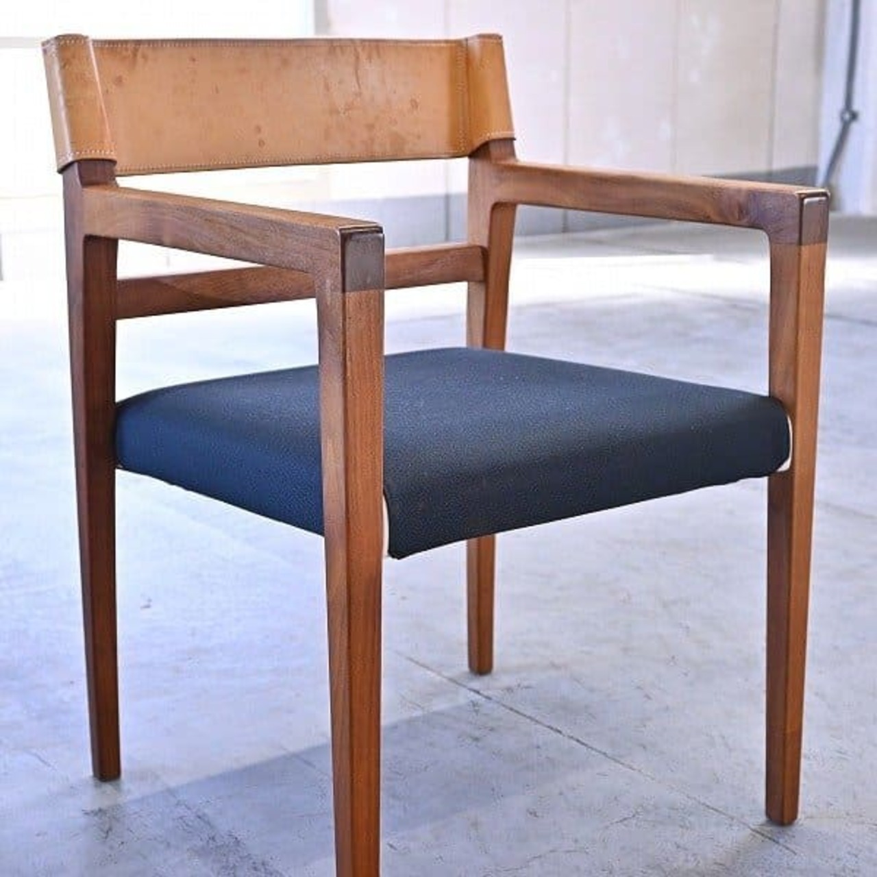 Ritzwell 15万「イビサフォルテ」アームチェアc ウォールナット無垢材 本革 厚革 オイル塗装 椅子 モダン 食卓 IBIZA FORTE リッツウェル【中古家具/中古インテリア/USED家具ユーズド家具/リサイクル】