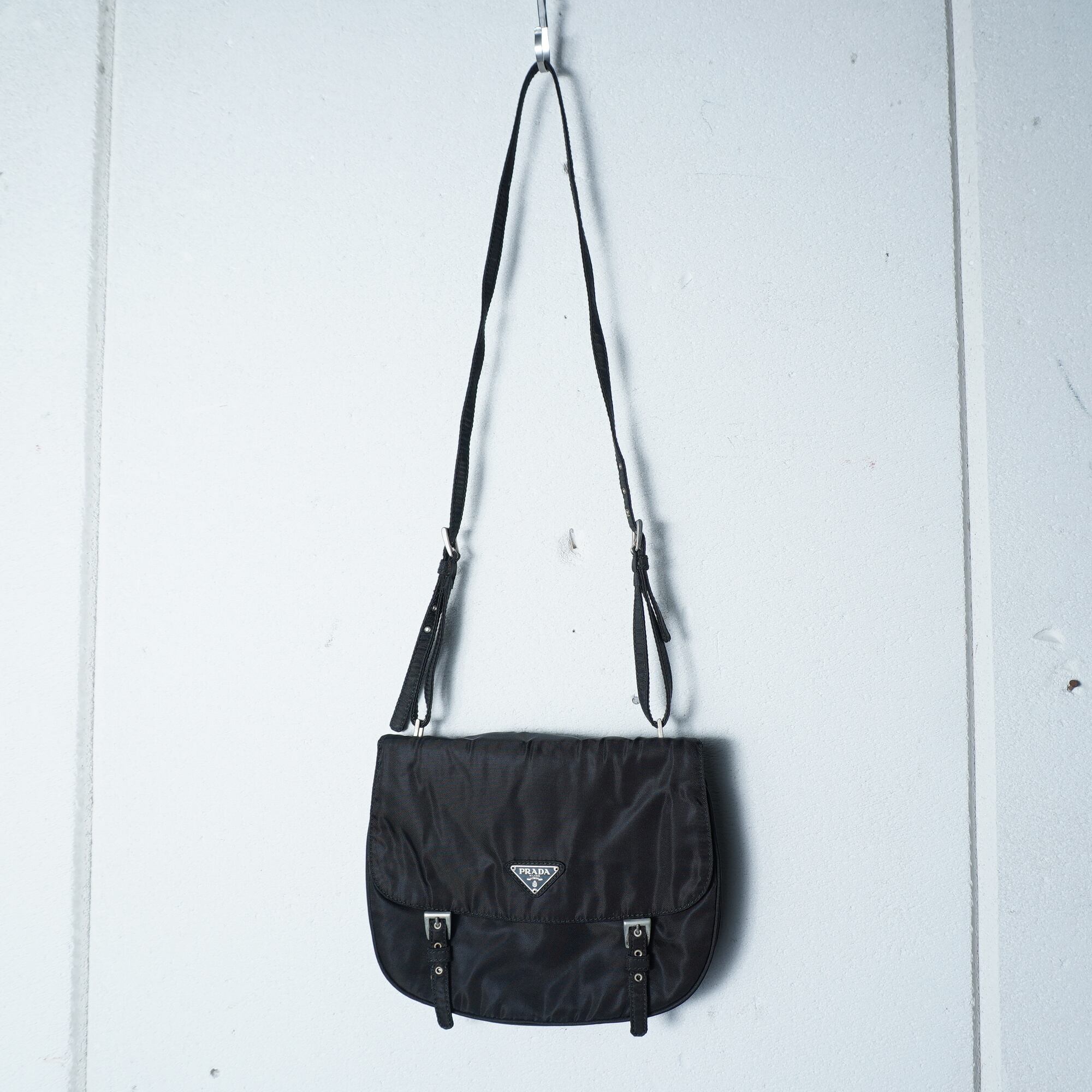 PRADA】プラダ 三角プレートナイロンショルダーバッグ black | MIXHIVE