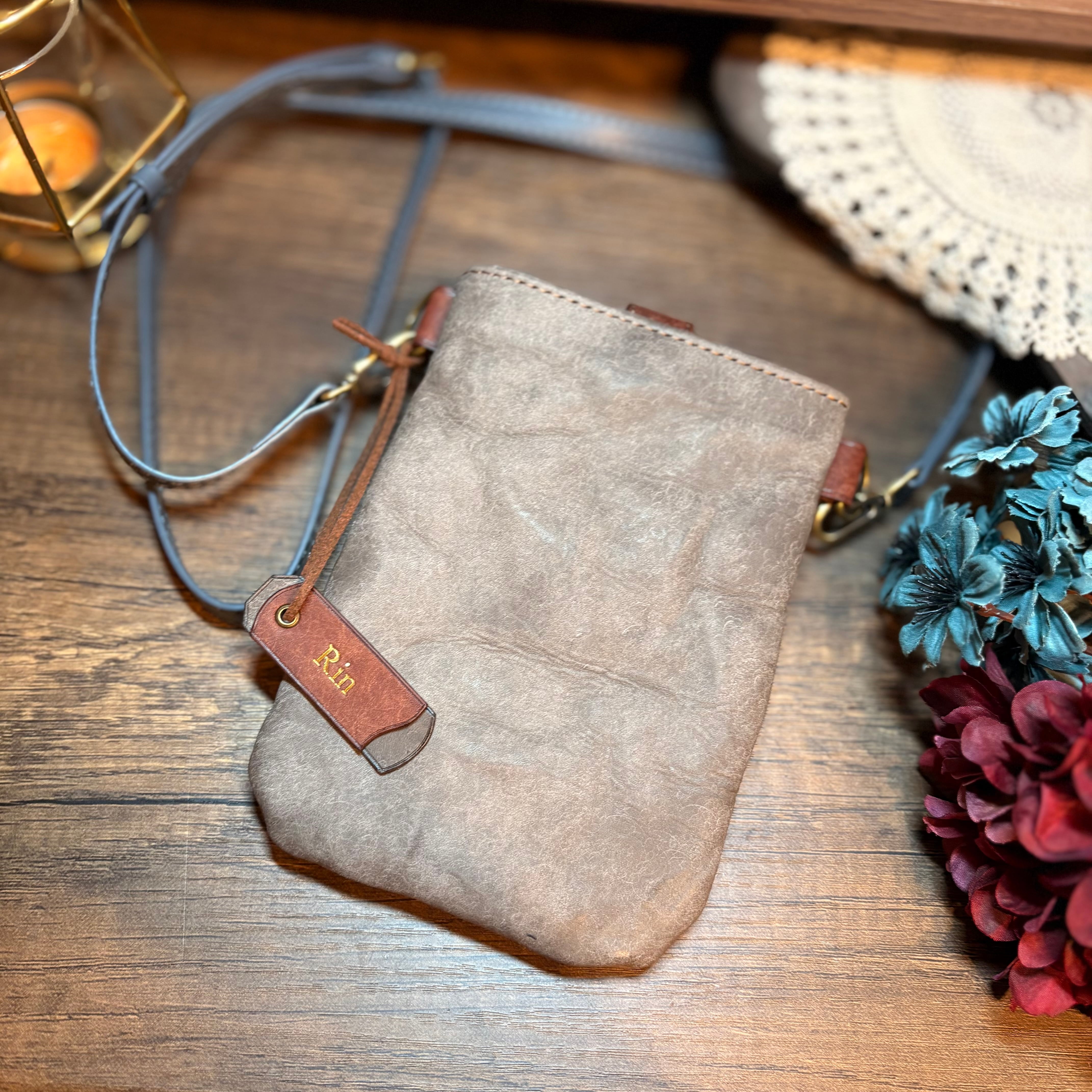 刻印名入れタグ付き】インド刺繍リボンとレザーで作ったスマホ