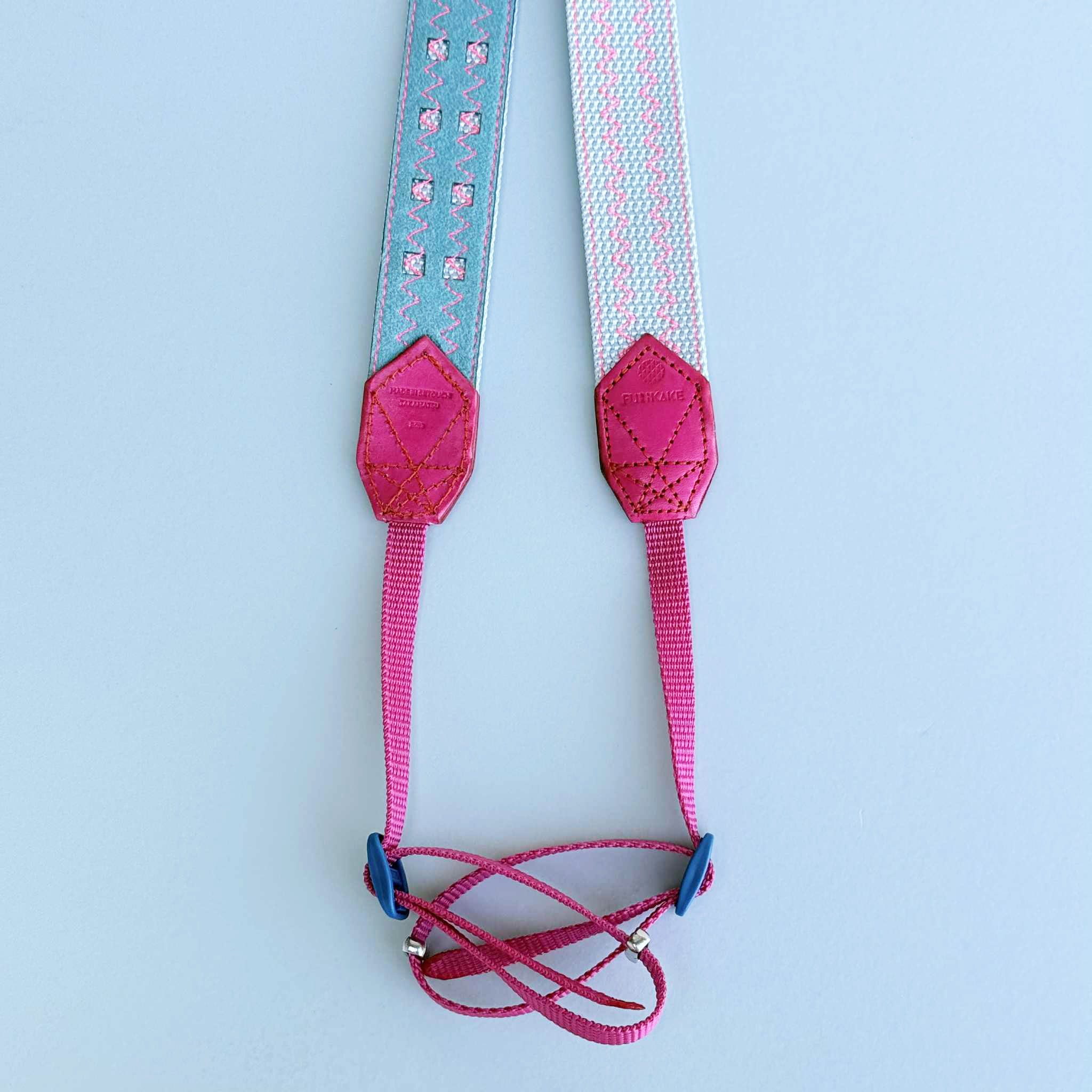 30mm幅カメラストラップライトグレー裏地山藍ずり革ベタ染