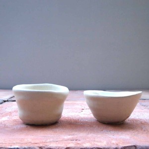 岩田圭介(陶)白・ぐい吞(右)