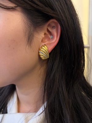 Givenchy/ vintage shell stone gold earring.(o)