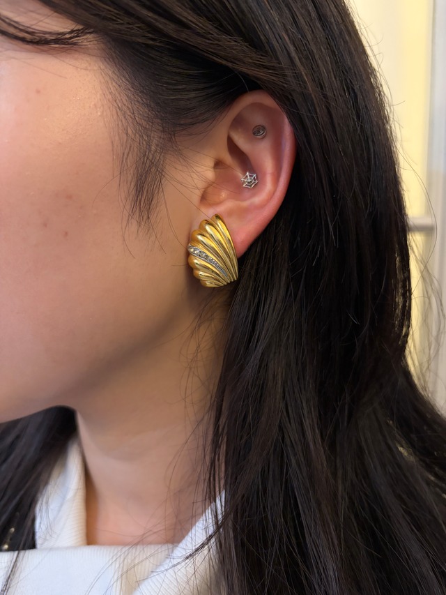 Givenchy/ vintage shell stone gold earring.(o)