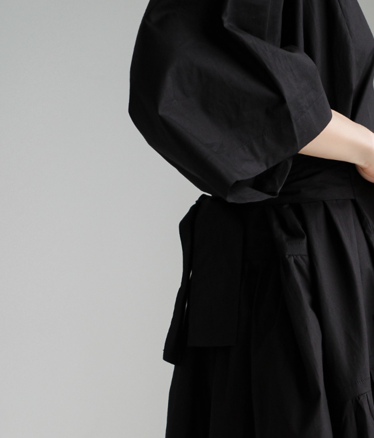 ラウンドネックブラックワンピース