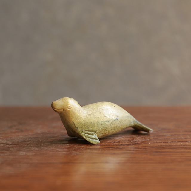 優しく微笑む、木彫りのアザラシ 2