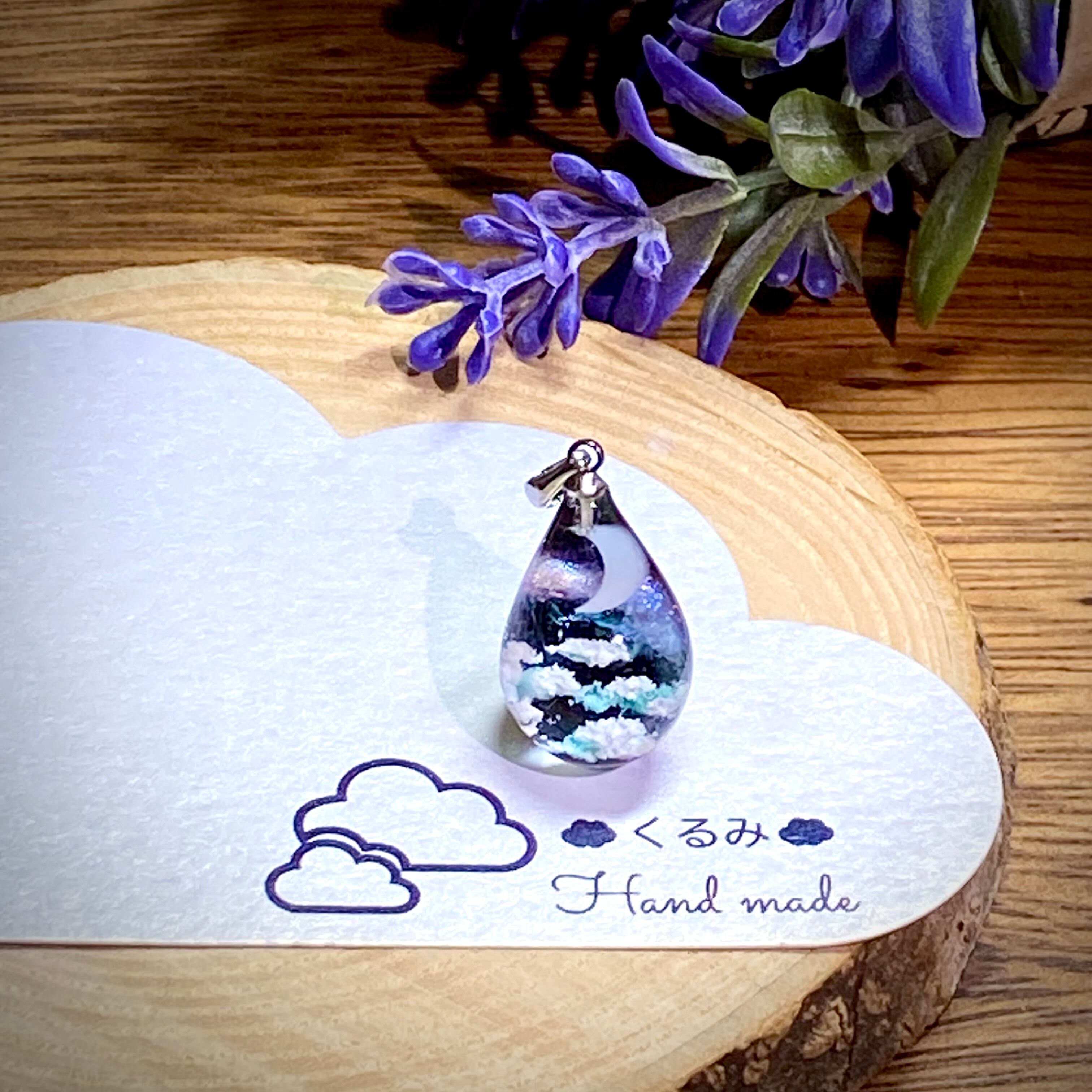 宇宙レジンペンダント  三日月 夜空と天の川  しずく型 20mm × 12mm