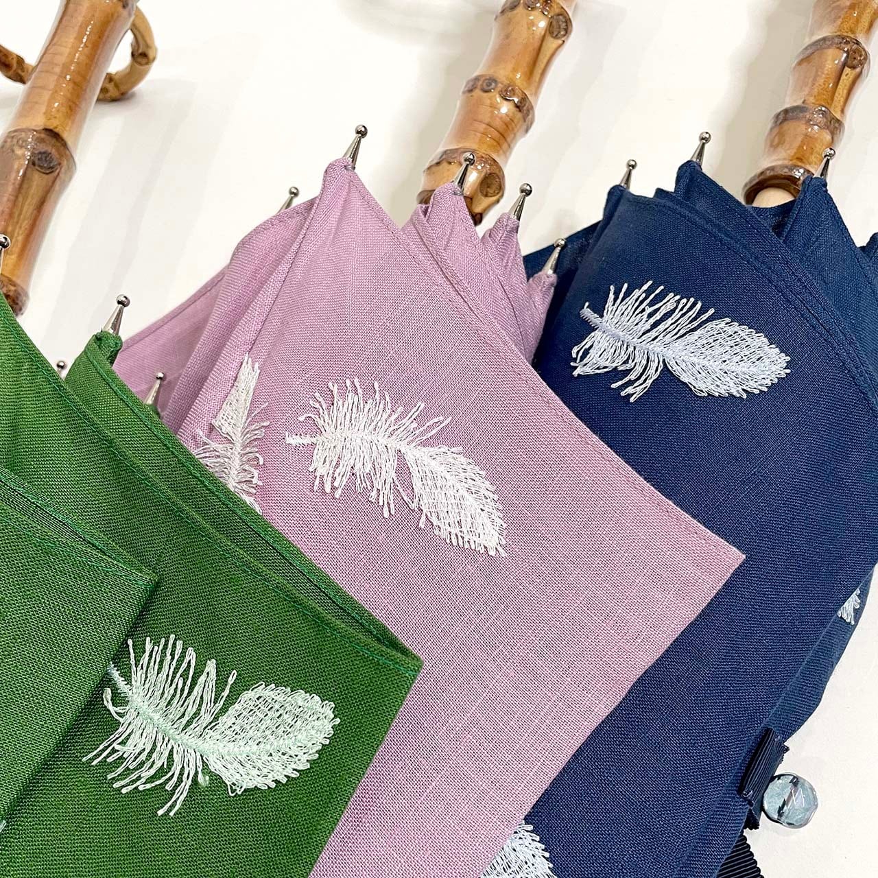 白鶴と花の刺繍作品 約30cm x 40cm 白鶴と花の刺繍作品 約30cm x 40cm