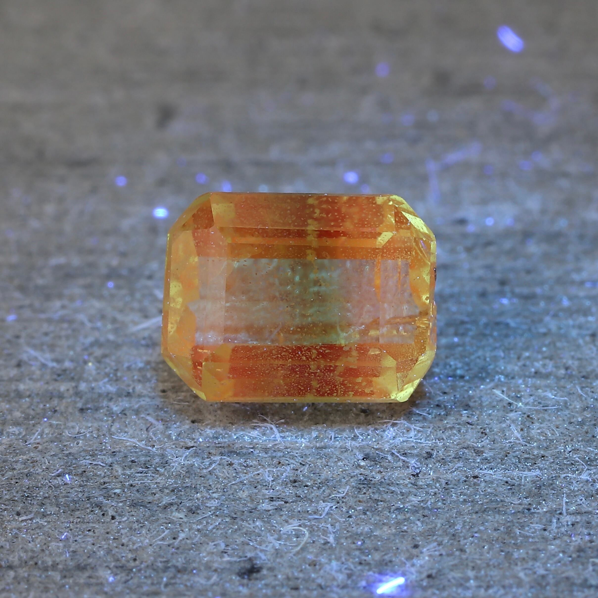 バイカラーグロッシュラーガーネット 0.89ct オクタゴン | 色石堂