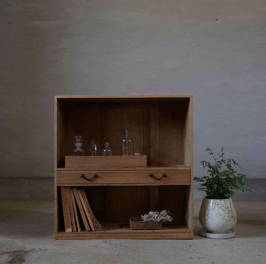 引き出しのついた木製棚