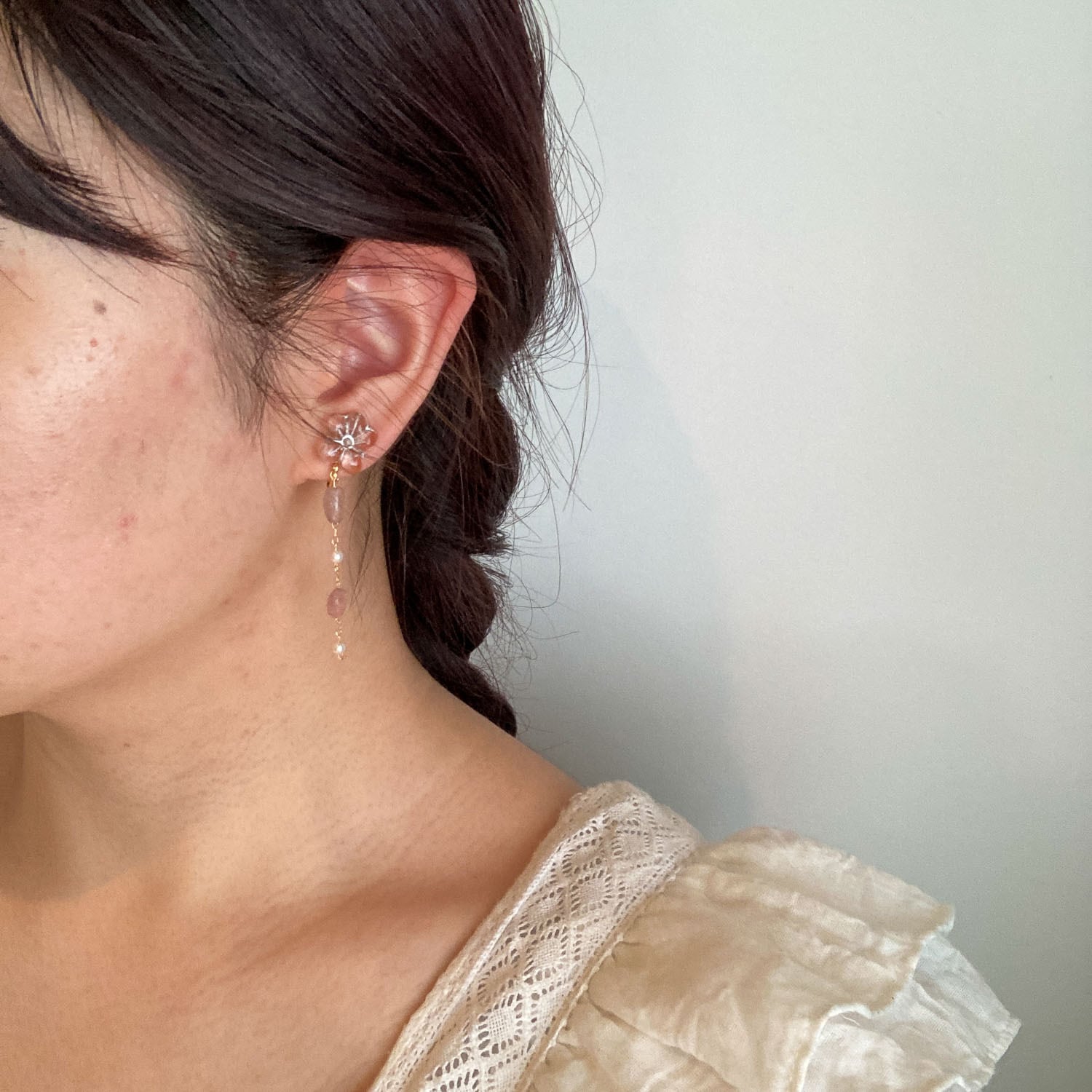 チェコ花ビーズと天然石の揺れるピンク〈ピアス/イヤリング〉 | Dua