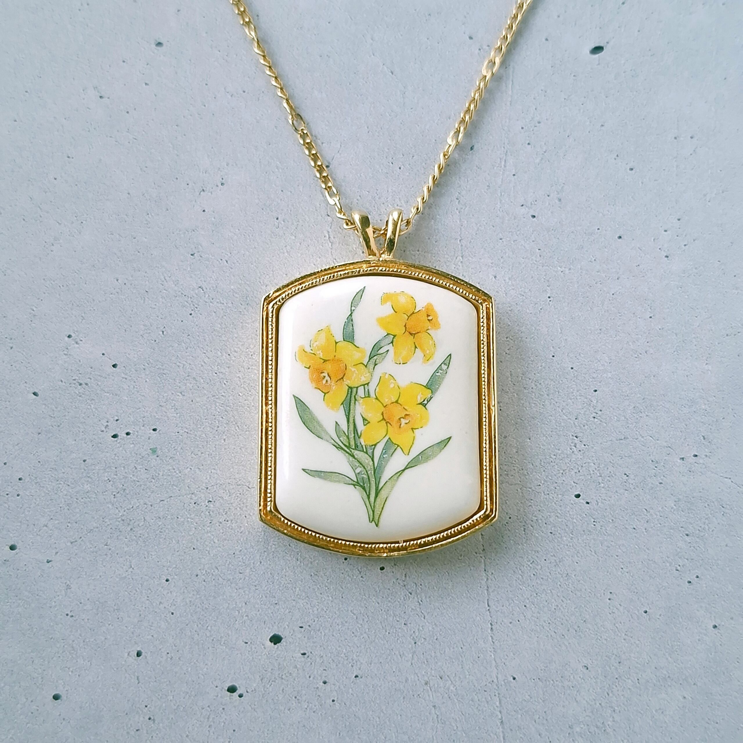 Avon》 “Floral Heritage” March daffodil vintage necklace エイボン