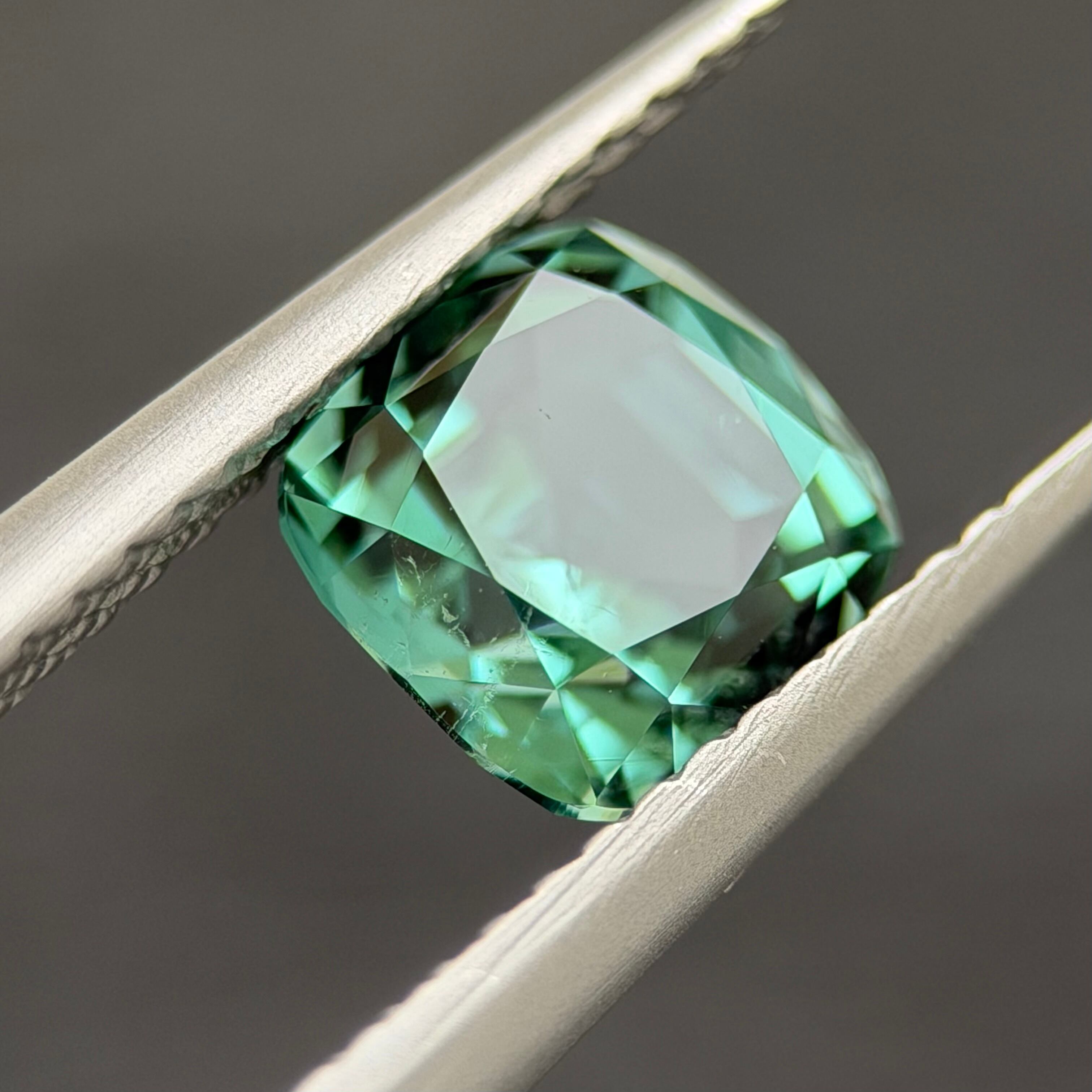 シーフォームトルマリン 6.6×6.6mm, 1.51ct, ナミビア産 | ROSWAY