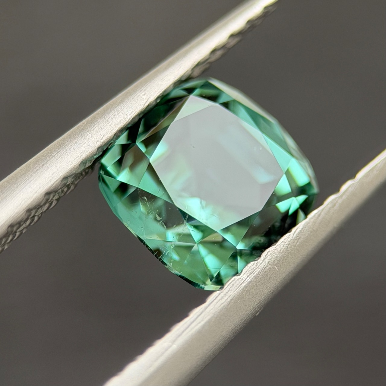 シーフォームトルマリン 6.6×6.6mm, 1.51ct, ナミビア産