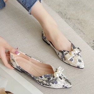 【送料無料】 パンプス 2色 靴 シューズ ローヒール ポインテットゥ パール 飾り エレガント 可愛い 大人可愛い きれいめ シンプル カジュアル シック コンサバ 華やか 大人 上品 おしゃれ レトロ 主役級 こなれ感 高見え 高級感 フェミニン 花柄 春 レディース 女性用 30代 40代 デート お出かけ 女子会 お呼ばれ 休日 お茶会 授業参観 パーティ デイリーユース 普段使い ファッション コーデ スタイル 楽ちん 歩きやすい 定番 ベージュ ブラック 春カラー