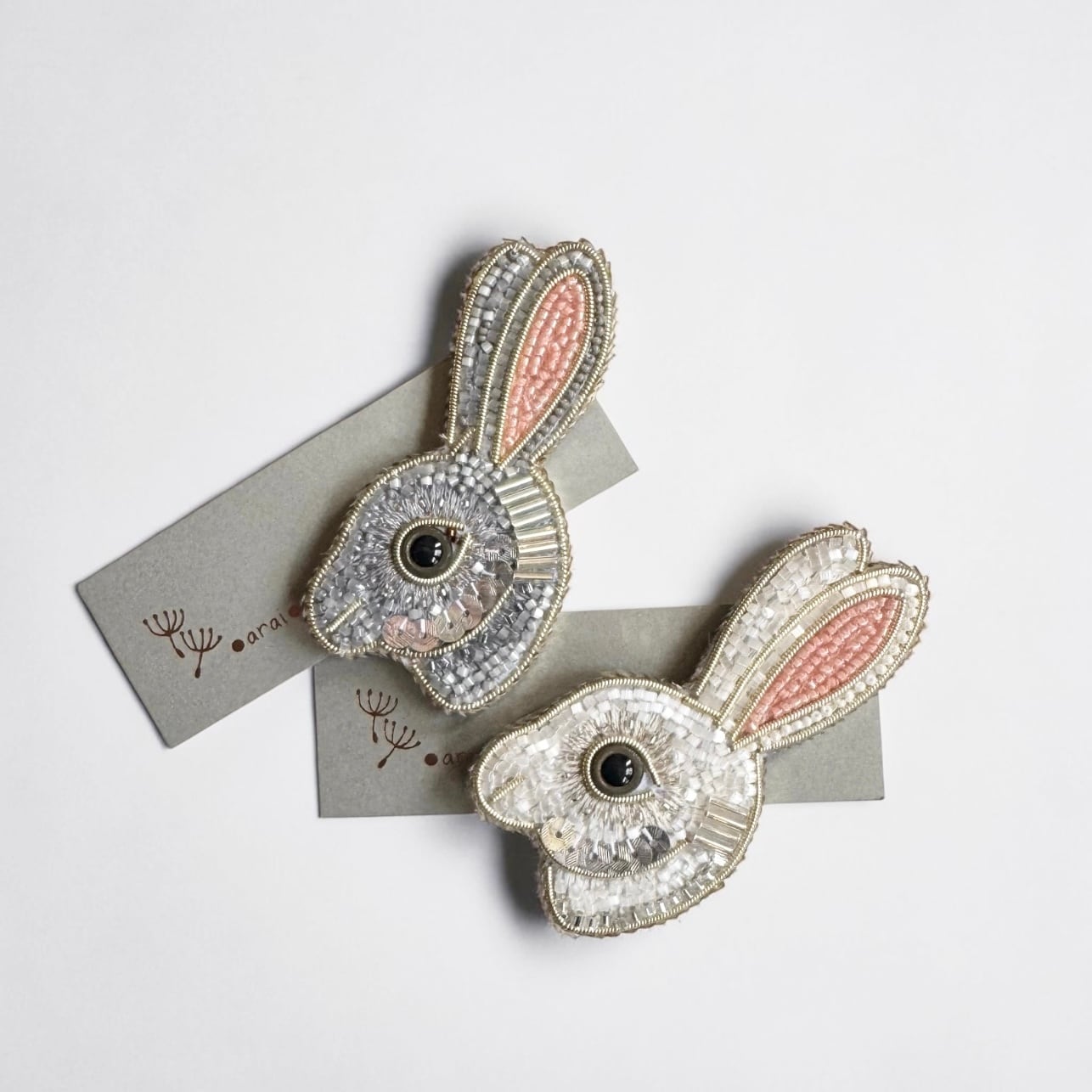 arai ビーズ刺繍ブローチ うさぎ | teshigotoya ねむの木の豆