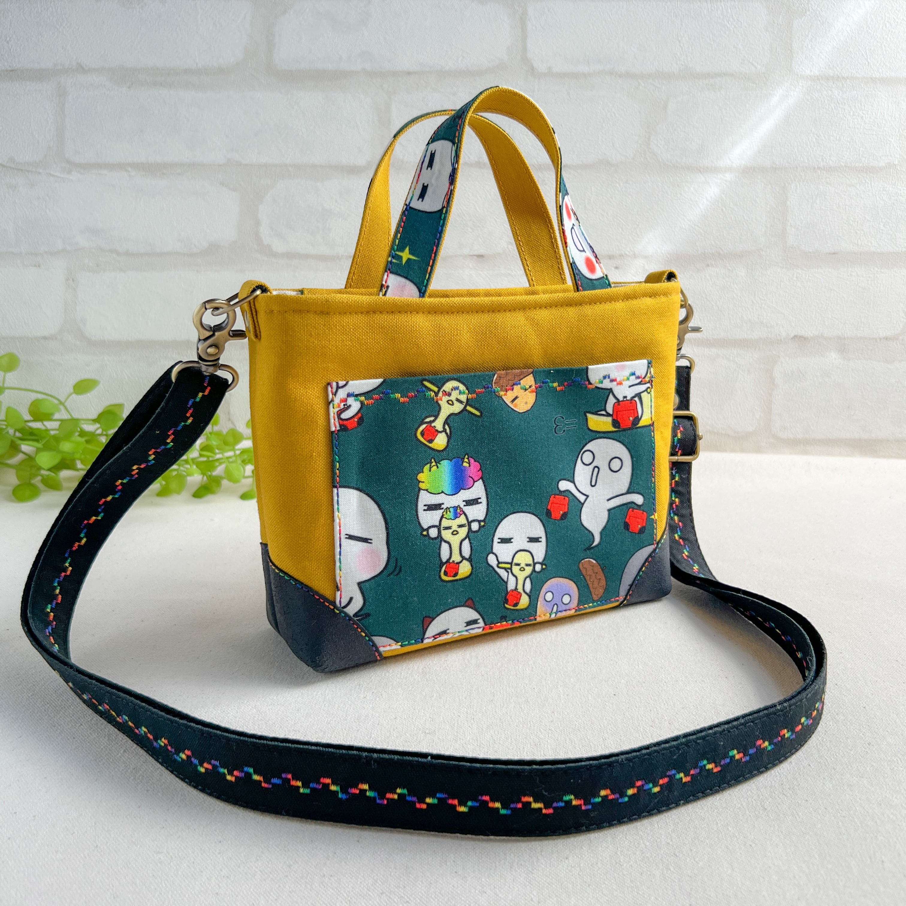 こん　手刺繍　ショルダーバッグ　通しマチ　濃紺　調整ベルト付き　【2/2】 こん 手刺繍 ショルダーバッグ 通しマチ 濃紺 調整ベルト付き 【2/2
