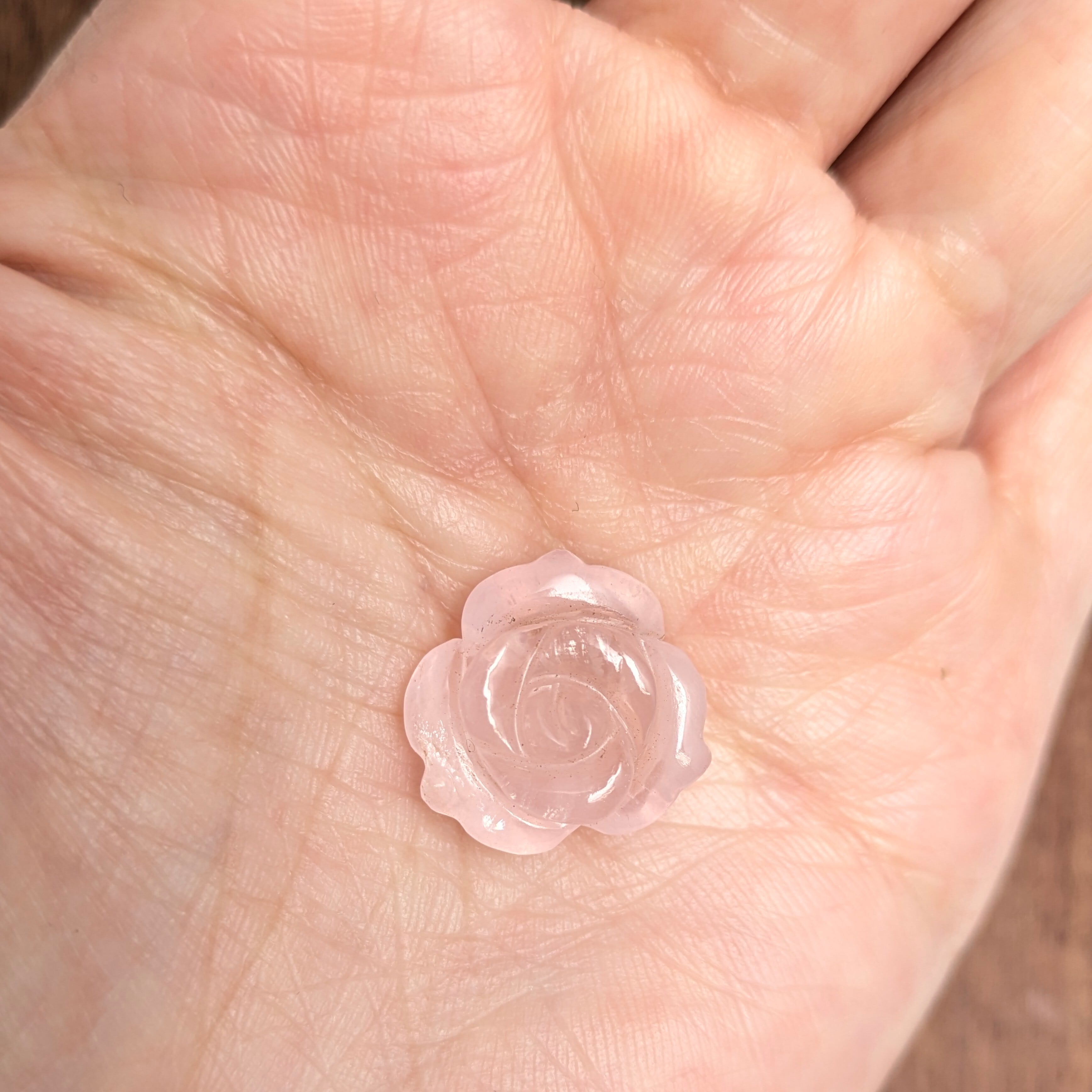 ローズクォーツ 彫刻（薔薇） ミャンマー産 【13.04ct】PRO208200