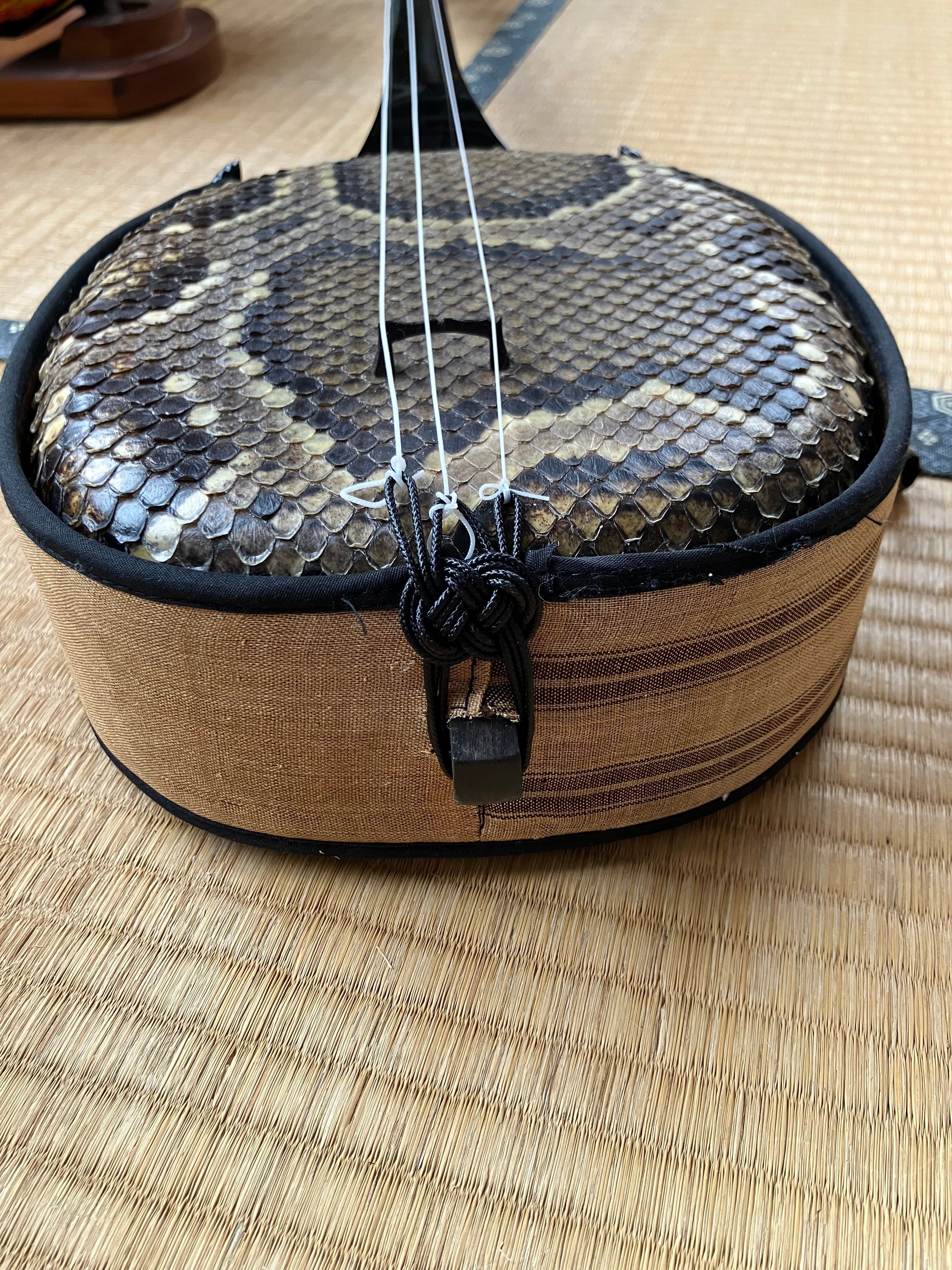 名工 岸本吉雄作 上級黒檀 平仲知念型スンチ仕上げ | クオレ三線工房え