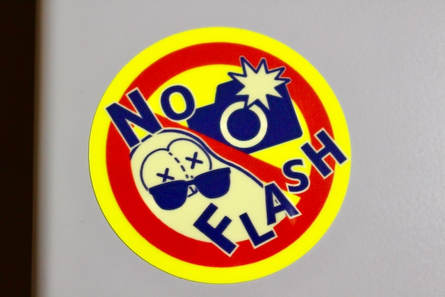 『NO FLASH』ステッカー