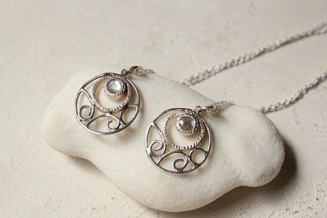 ブルームーンストーンのネックレス