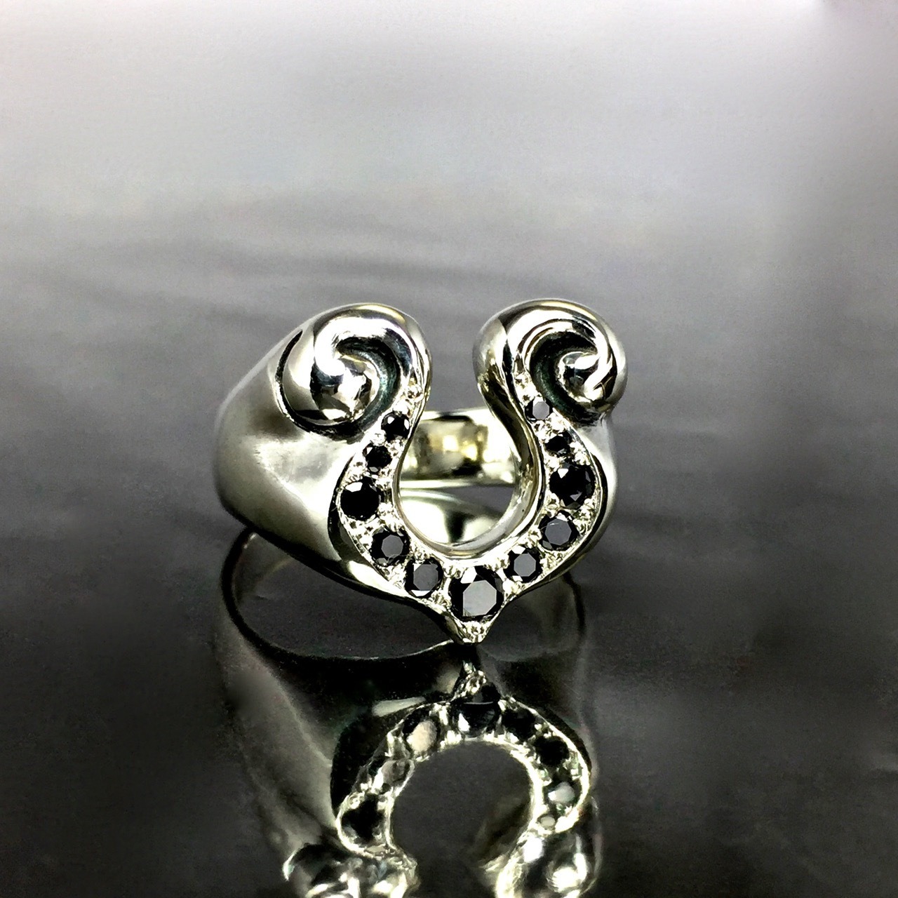 RHYTHMIC HORSESHOE RING with BLACK DIAMOND / リズミックホースシューリング・ブラックダイヤモンド