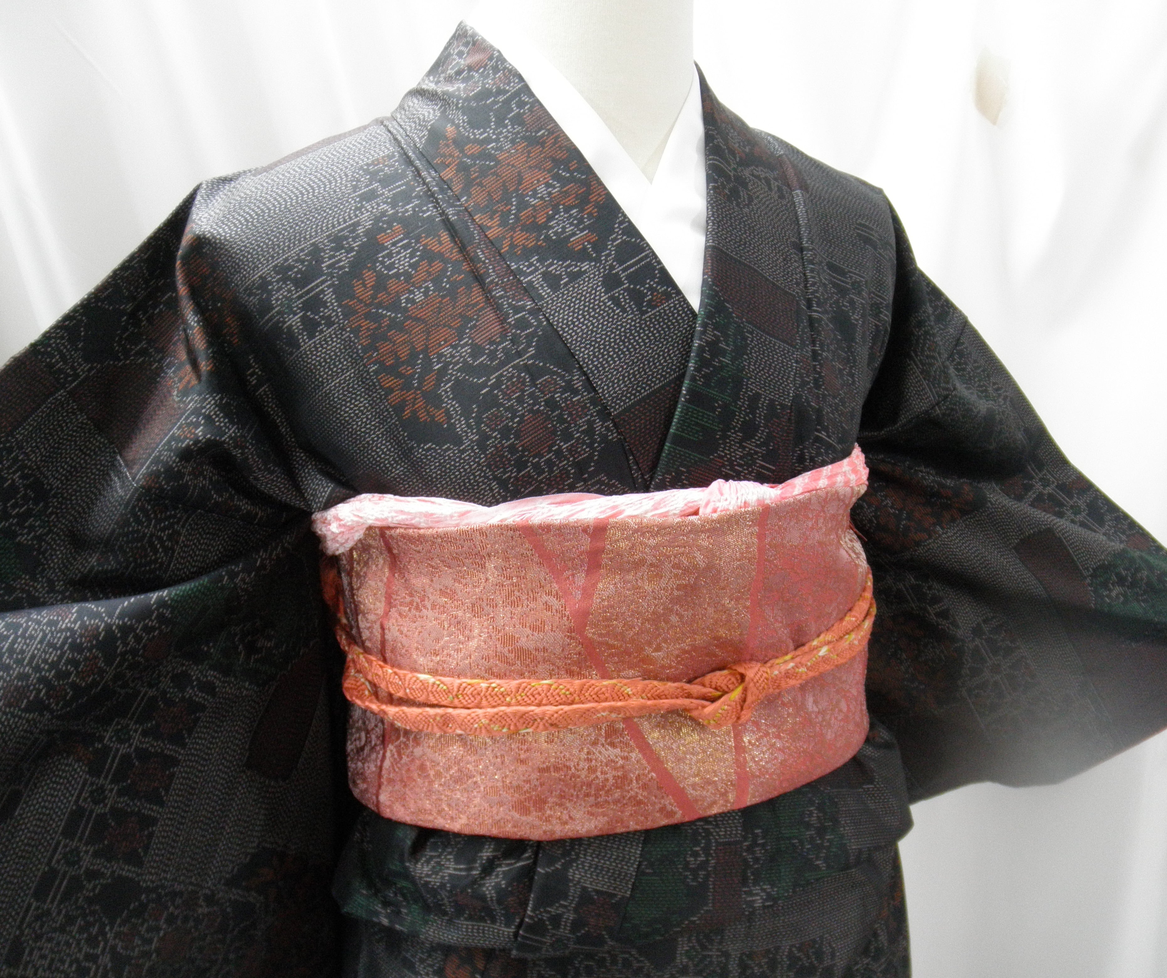 大島紬】黒色に赤い雲間と赤い花模様の紬着物 すっきり艶やか、軽やか