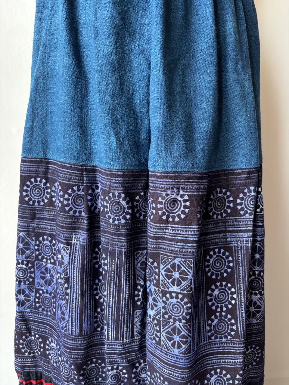 モン族スカート 061 ロング 藍染布 ろうけつバティック 刺繍
