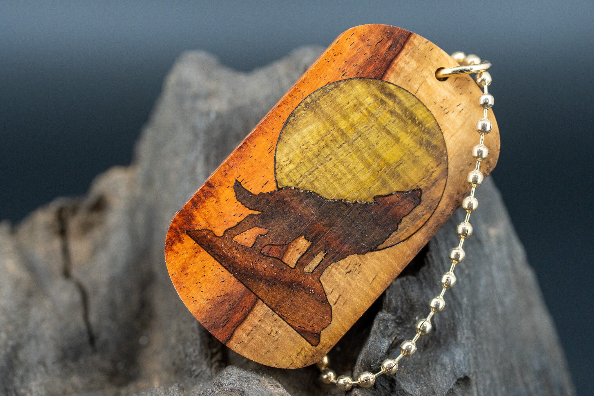 【21世紀最高峰の材】サイアミーズローズウッド マイクロカーリー ドッグタグ 象嵌 月と狼