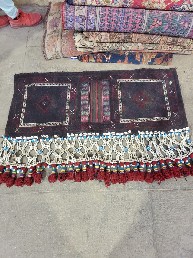 絨毯クエスト44【No.22】ホルジン飾り (50年) ※現在、こちらの商品はイランに置いてあります。ご希望の方は先ずは在庫のご確認をお願いします。