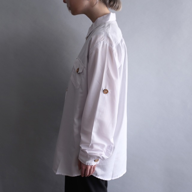 white base wood button and wappen design shirt