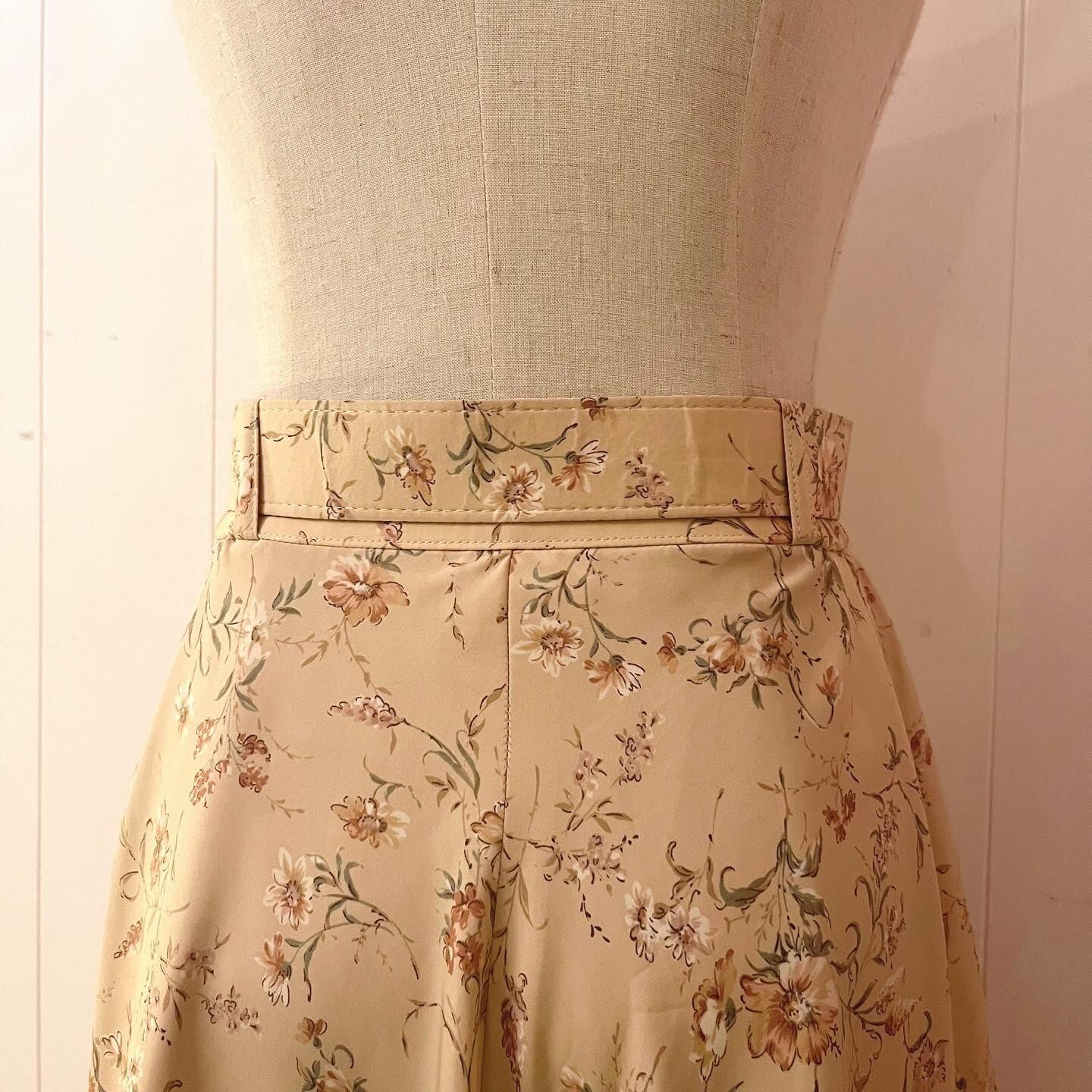 cream beige flower belt flare skirt