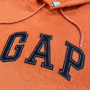 【GAP】パーカー プルオーバー 刺繍 ロゴ フーディー スウェット hoodie オレンジ 起毛 ギャップ US古着