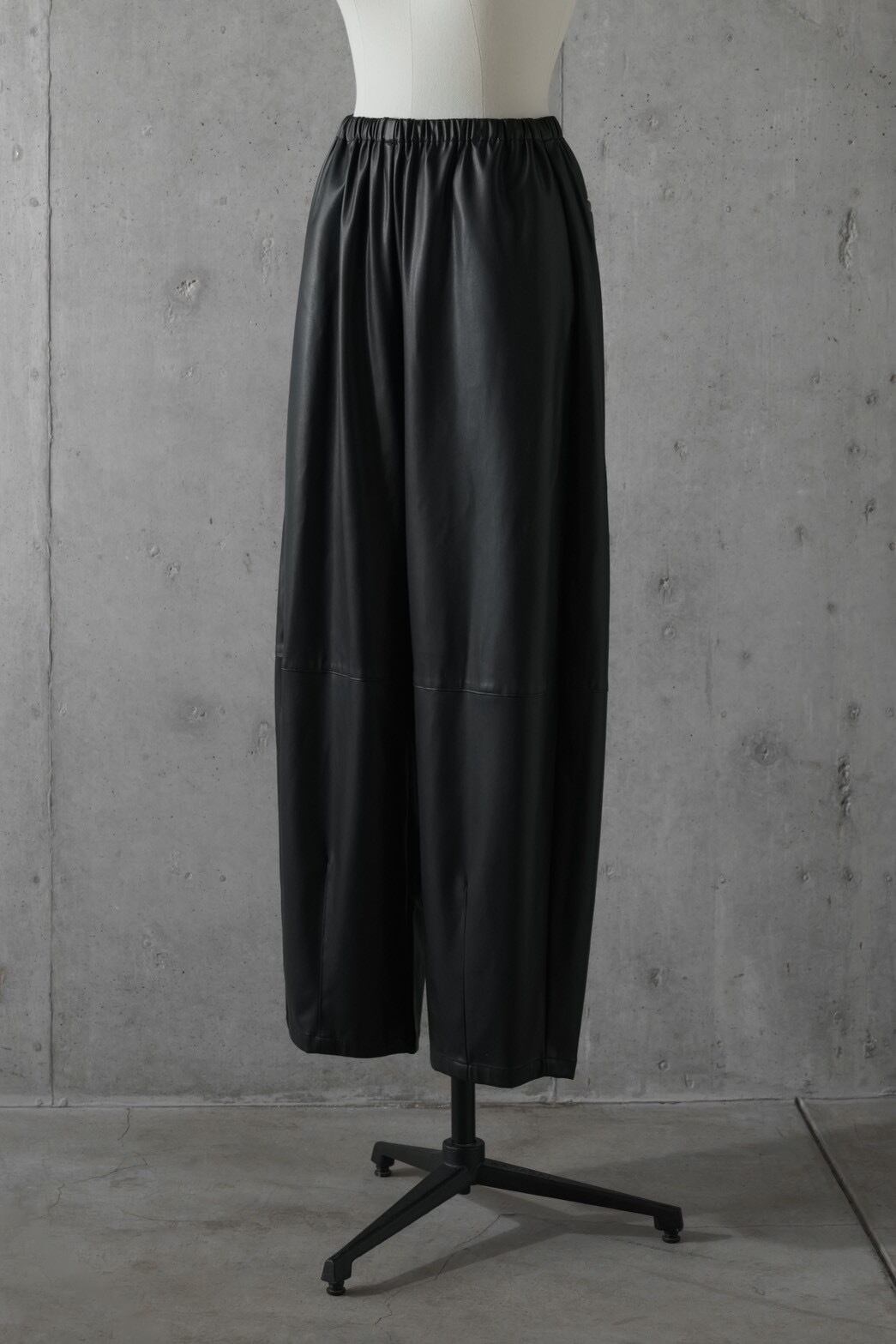 barrel leather pants(black) ご注文から一週間前後で発送 | roughlow