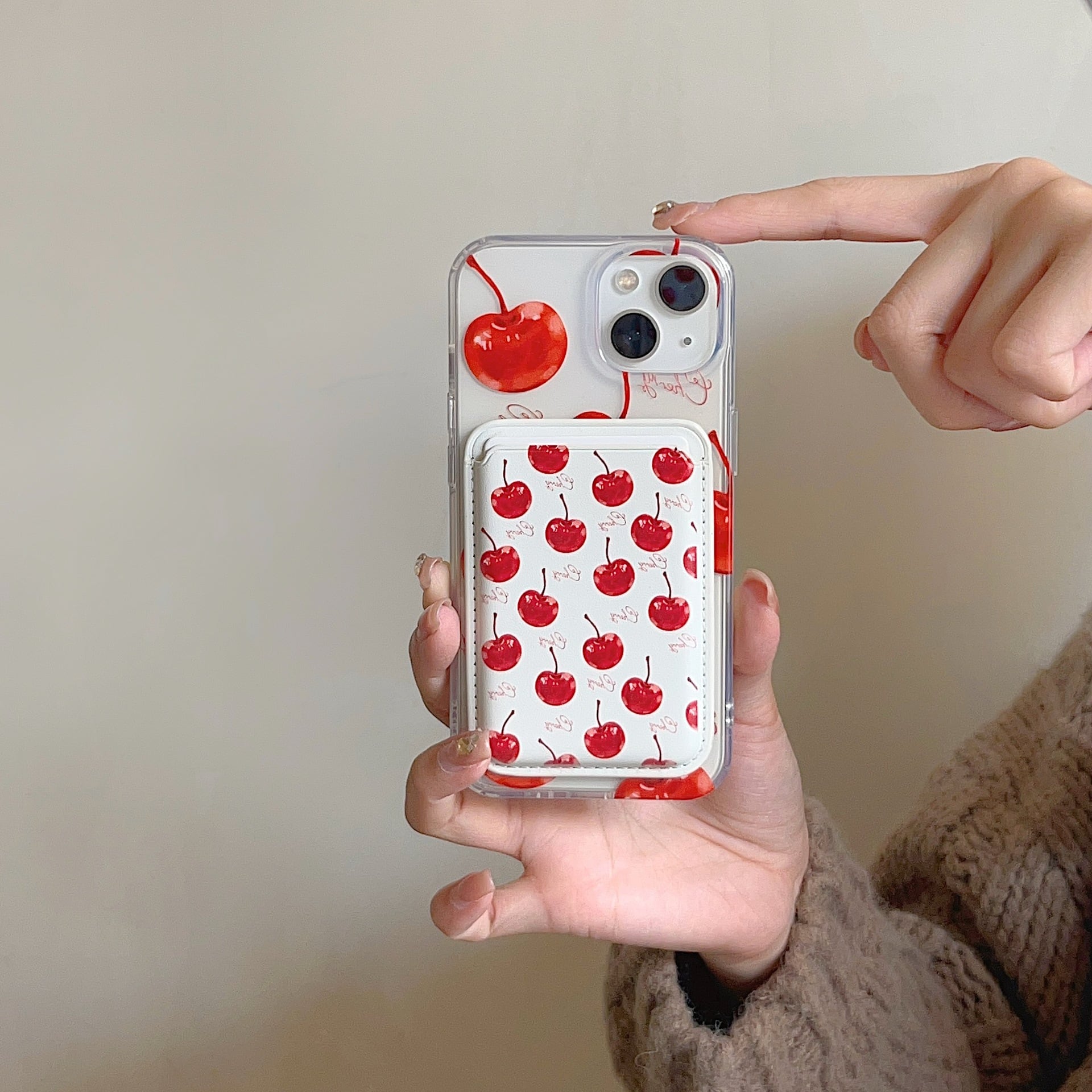 【MagSafe対応】可愛くって視線集中◎大粒さくらんぼ クリアケース iPhone15 マグネット式 カードホルダー スマホグリップ iPhone15対応 ワイヤレス充電 韓国っぽ レッドチェリー スマホケース ND-15483