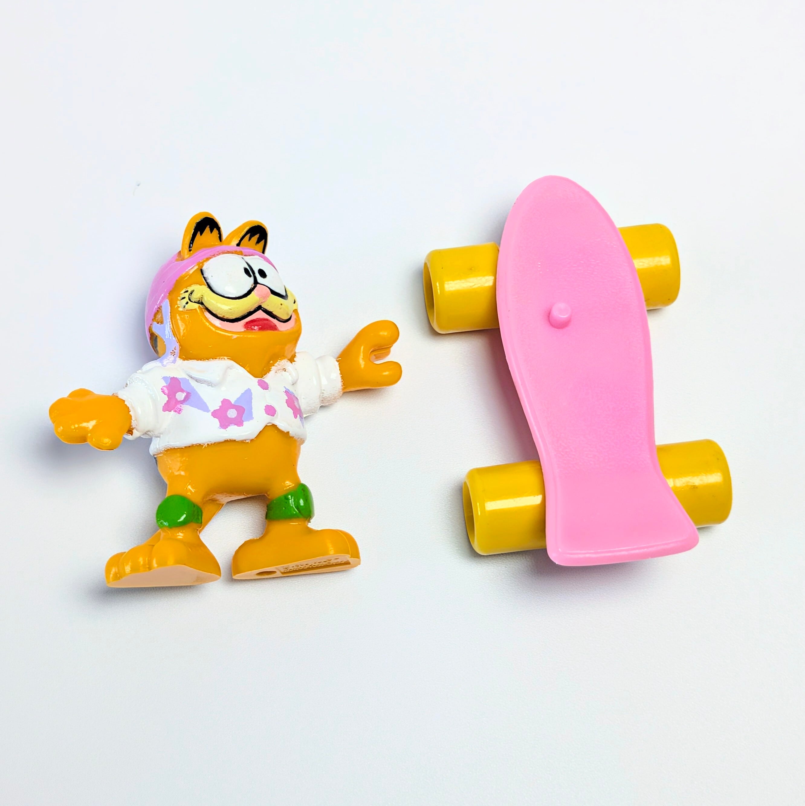 ☆ VINTAGE 1988 ☆【 McDonald's  ( マクドナルド ) 】1988年マクドナルドミールトイ 『 Garfield on Skateboard（ガーフィールド オン スケートボード）』〜メットにアロハシャツでスベるあいつ(笑)〜 / ミールトイ / ハッピーミール 〚アメリカン雑貨 アメトイ〛
