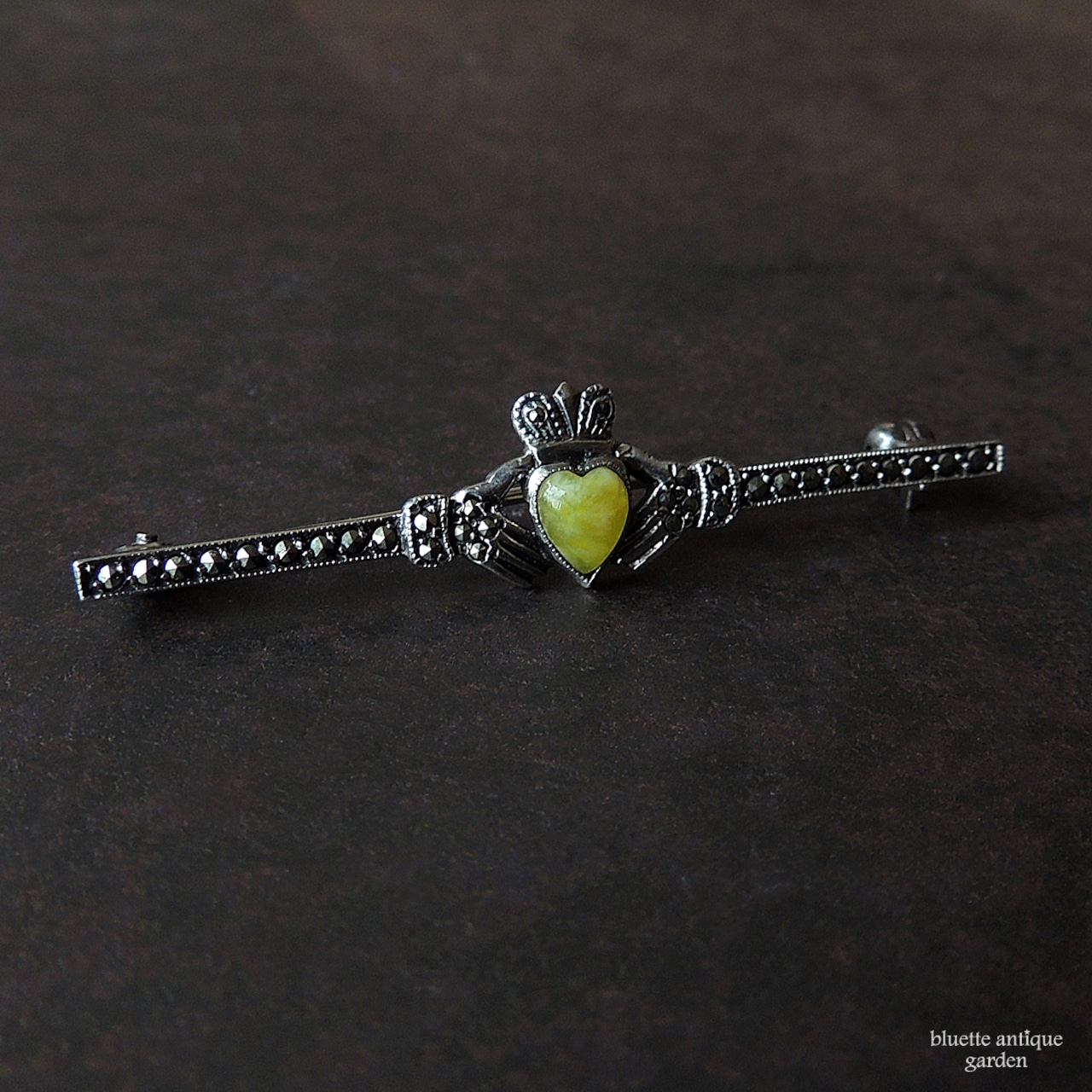 アンティークジュエリー シルバー935 天然サーペンティン 天然マーカサイト クラダモチーフ バーブローチ(ソーティングメモ付)