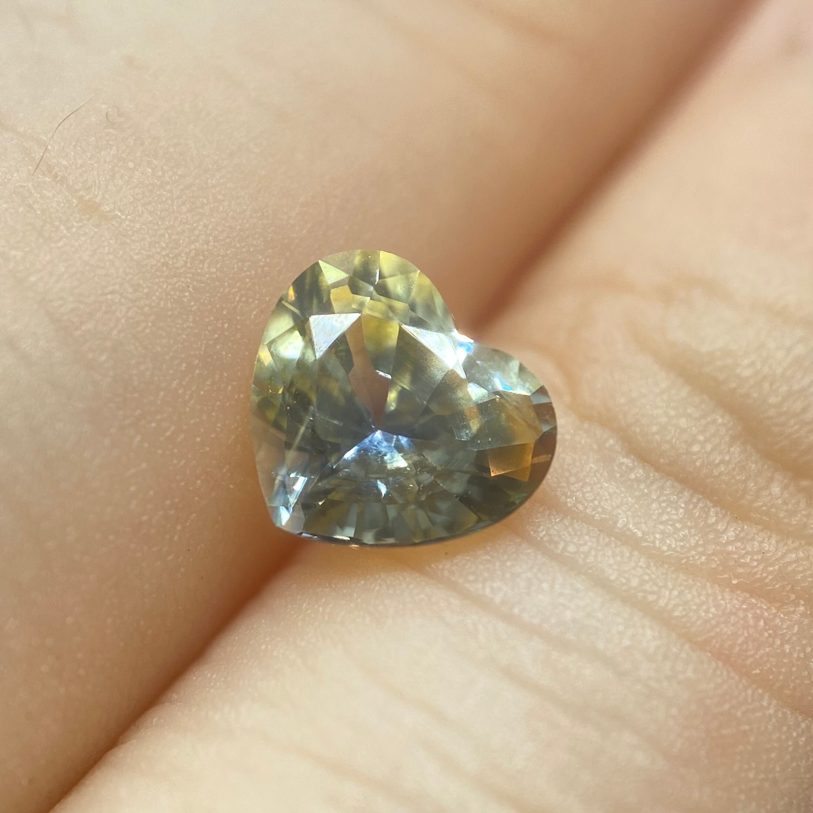 印象派絵画のようなハートシェイプサファイア