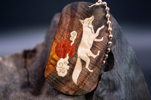 【21世紀最高峰の材】サイアミーズローズウッド マイクロカーリー ドッグタグ 象嵌 十五夜きつね