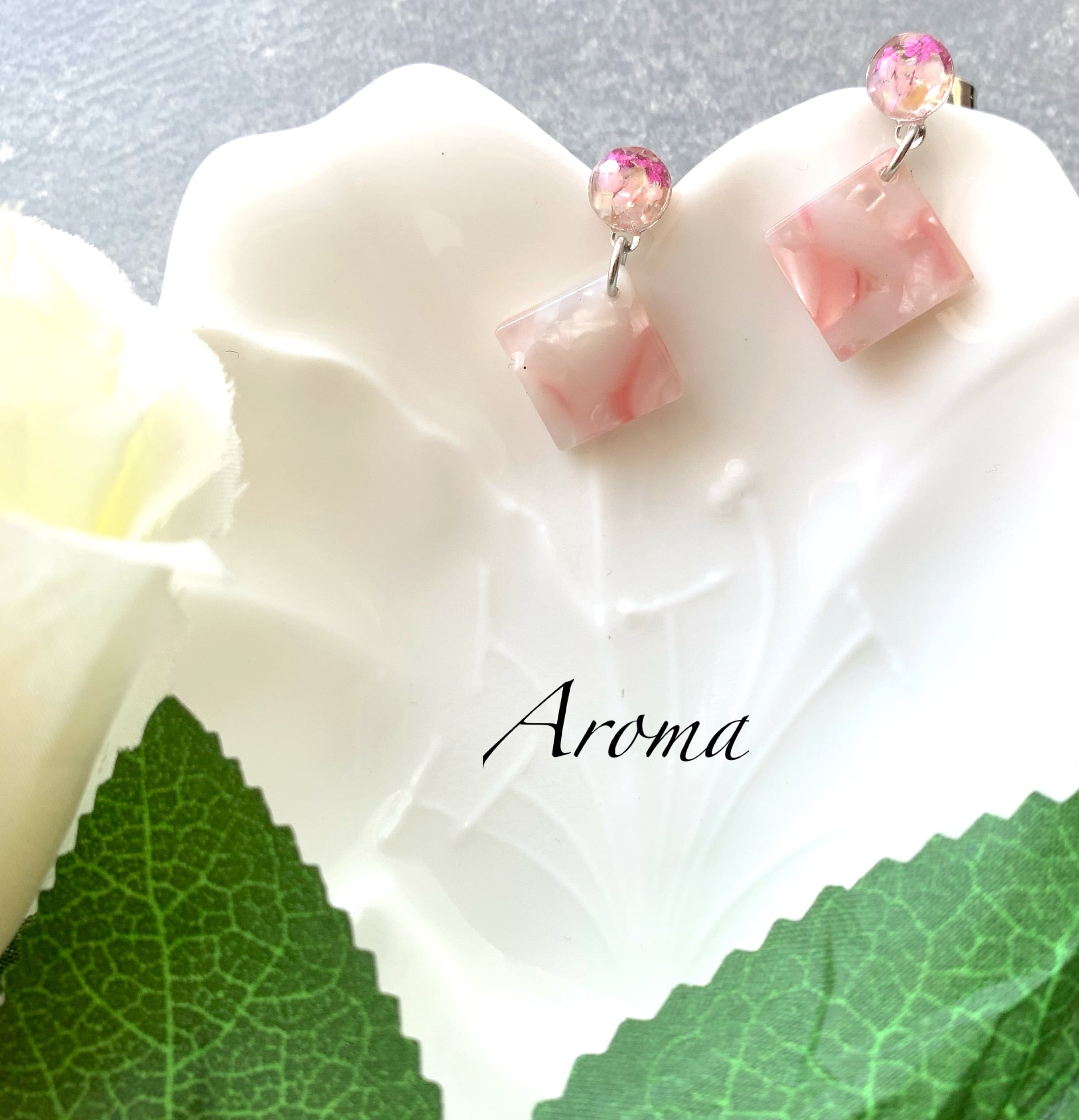 ピンクのフラワーカボションのスクエアピアス | Aroma