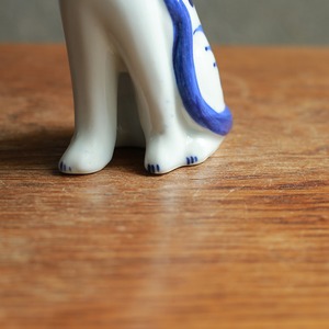 そっと目を閉じた、美しい模様のネコ 1